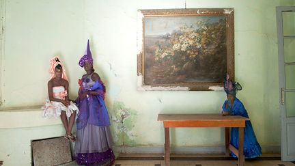 Fabrice Monteiro, né en 1972 en Belgique, a grandi au Bénin. Aujourd’hui, il vit et travaille à Dakar au Sénégal. Fils d’un père béninois et d’une mère belge, il est un Agouda, un descendant des esclaves brésiliens portant des noms portugais. "La mixité de mes cultures d’origine est ma première source d’inspiration. Les relations entre Afrique et Europe n’ont cessé d’osciller entre attirance et rejet, responsabilisation et déni, reconnaissance et colère. Jamais elles n’ont été indifférentes. L’histoire des peuples afro-européens de ces derniers siècles, dont j’ai hérité la complexité jusque dans mes gènes, oriente tous mes choix artistiques et me donne le regard singulier du vécu", déclare le photographe.&nbsp; &nbsp; &nbsp; (FABRICE MONTEIRO, ADAGP/COURTESY GALERIE MAGNIN-A, PARIS)