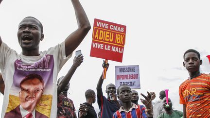 Des manifestants, partisans de l'imam Mahmoud Dicko,&nbsp; sur la place de l’Indépendance à Bamako, le 18 août 2020. (STRINGER / AFP)