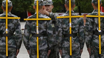 S&eacute;ance de maintien pour les nouvelles recrues de l'Arm&eacute;e populaire de lib&eacute;ration &agrave; Hangzhou (Chine), le 16 octobre 2013. (WILLIAM HONG / REUTERS)