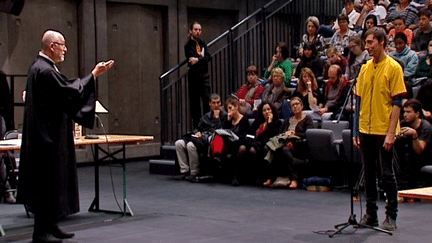 Maitre Alain Jakubowicz et Thierry Raynaud sur la scène du TNP transformée en salle d'assises pour le spectacle "Please, continue (Hamlet)"
 (France 3 / Culturebox)