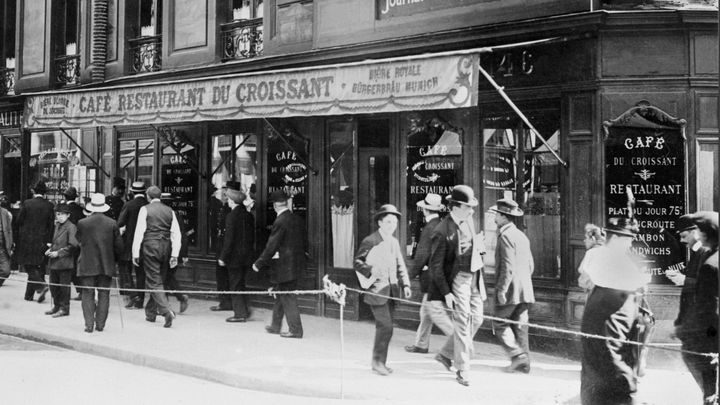 Des passants circulent devant le caf&eacute; du Croissant, &agrave; Paris, le 1er ao&ucirc;t 1914, au lendemain de l'assassinat de Jean Jaur&egrave;s dans cet &eacute;tablissement. (AFP)