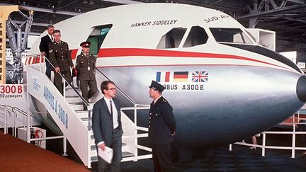 Des militaires visitent le cockpit de l'Airbus A300 exposé au salon aéronautique du Bourget en mai 1969.
 
Pour qu’un succès commercial et industriel ait lieu en Europe, un accord institue la parité dans une coopération entre les industriels des deux pays, le 29 mai 1969.  
 
Lors du 13e sommet franco-allemand à Bonn, la France et l’Allemagne lancent le programme Airbus.
 
 (AFP)