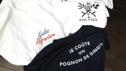 Le projet lenlysee utilise des phrases polémiques d'Emmanuel Macron pour en faire des vêtements ou des objets. (JACQUES DEMARTHON / AFP)