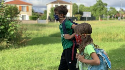 Des enfants munis de masques sur le chemin de l'école. Photo d'illustration. (VINCENT HULIN / FRANCE-BLEU POITOU)