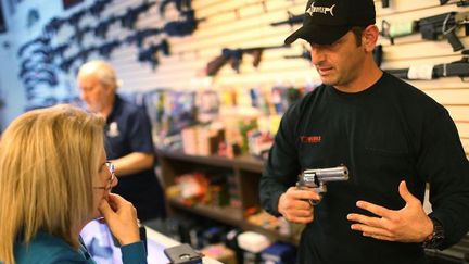 Dans une armurerie de Delray Beach en Floride, le 5 janvier 2016. Parmi les clients, de plus en plus de femmes. (JOE RAEDLE / GETTY IMAGES NORTH AMERICA / AFP)