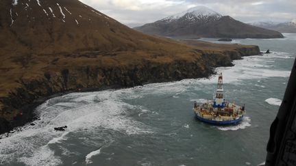 Vue sur un site de forage près de la ville de Kodiak, en Alaska (Etats-Unis), le 3 janvier 2012.&nbsp; (US COAST GUARD / REUTERS)