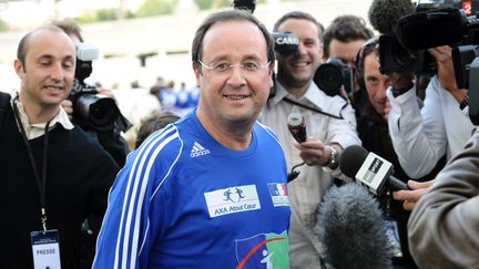 Fran&ccedil;ois Hollande participe &agrave; un match de football caritatif au stade Charl&eacute;ty, &agrave; Paris, le 20 mai 2008. (PATRICK HERTZOG / AFP)