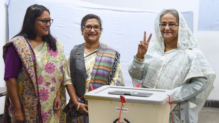 La Première ministre du Bangladesh en train de voter aux élections législatives, le 30 décembre 2018. (AFP)