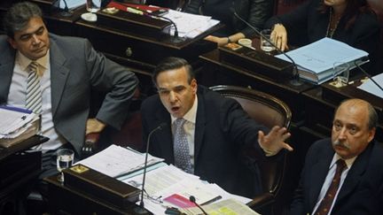 Le sénateur Miguel Pichetto (au centre) chef du groupe du parti de centre gauche, le 16 juillet 2008. (AFP)