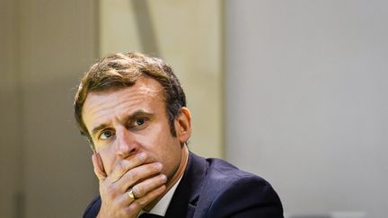 Emmanuel Macron en déplacement dans le Cher, le 7 décembre 2021. (PIERRICK DELOBELLE / MAXPPP)