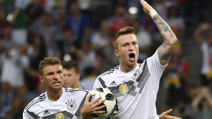 Le milieu allemand Marco Reus fête son but contre la Suède, à Sotchi, le 23 juin 2018. (NELSON ALMEIDA / AFP)