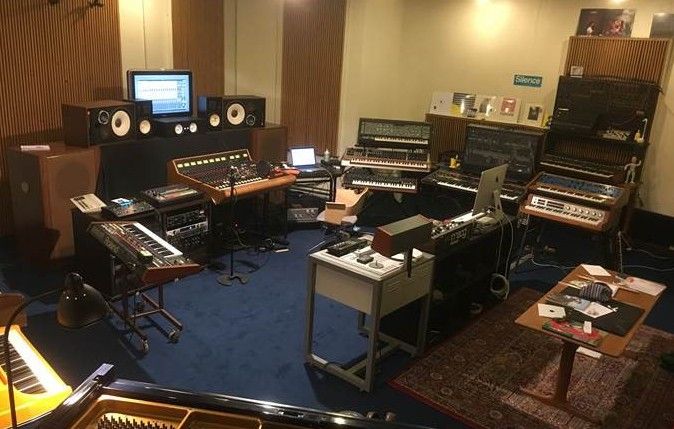 Le studio de Yuksek, un refuge pour amateur d'analogique.
 (Barclay)