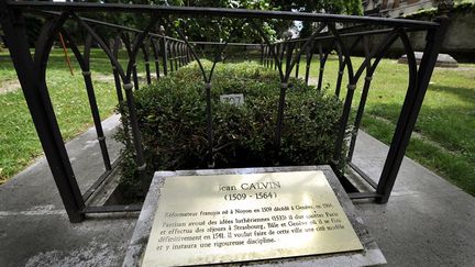 La tombe de Calvin à Genève. Le cimetière de Plainpalais, appelé cimetière des Rois, est un cimetière de la ville de Genève où sont enterrés certains magistrats genevois ainsi que des «personnalités ayant contribué à la renommée de la ville». (FABRICE COFFRINI / AFP)