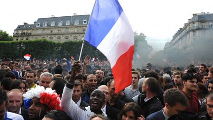 Des supporters de l'équipe de France, place de l'Hôtel de Ville, lors du match de 8e de finale entre la France et le Nigéria le 30 juin 2014 au Brésil. (NATHANAEL CHARBONNIER / FRANCE-INFO)