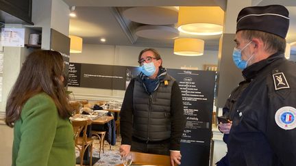 Un contrôle du pass sanitaire dans un bar-restaurant de Poitiers. (FLORENT VAUTIER / RADIO FRANCE)