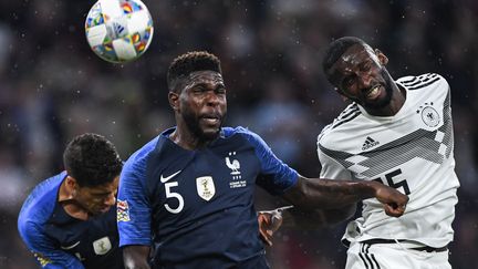 Le Français Samuel Umtiti&nbsp;et l'Allemand&nbsp;Antonio Ruediger lors du match de Ligue des nations à Munich (Allemagne), le 6 septembre 2018.&nbsp; (MARVIN IBO GUENGOER / GES-SPORTFOTO / AFP)