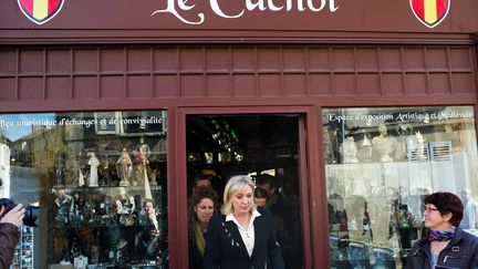 J-23 Marine Le Pen visite les magasins du centre de Senlis (Oise), vendredi 13 avril 2012. (MARTIN BUREAU / AFP)