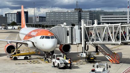 Des passagers montent dans un avion de la compagnie low-cost Easyjet à l'aéroport de Roissy Charles de Gaulle, le 25 septembre 2022. (DANIEL SLIM / AFP)