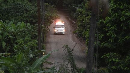 Le monde entier souffle. Le 8 juillet, quatre enfants sont sortis sains et saufs de la grotte. A toute vitesse dans la jungle, un camion de secours les emmène vers l'hôpital le plus proche. (LILLIAN SUWANRUMPHA / AFP)