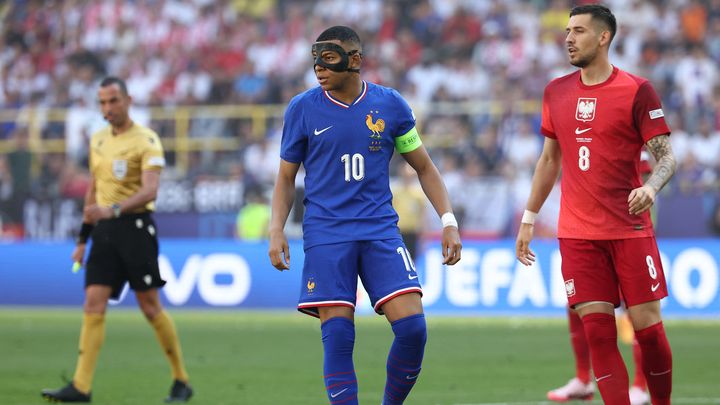 Kylian Mbappé avec son masque, face à la Pologne, le 25 juin 2024 à Dortmund. (FRANCK FIFE / AFP)