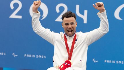 L'euphorie de Florian Jouanny, médaillé d'or en paracyclisme sur route (H1-2). Le Français a éclaboussé de sa classe le tracé de Clichy-sous-Bois pour offrir aux Bleus leur 16e titre olympique de cette édition, le jeudi 5 septembre. (LOPEZ-VIVANCO MARIE / KMSP)