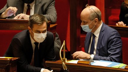 Olivier Véran, ministre de la Santé et Jean-Michel Blanquer, ministre de l'Education nationale.&nbsp; (LUDOVIC MARIN / AFP)