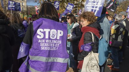 Une militante de #NousToutes lors d'une mobilisation à l'occasion de la journée internationale contre les violences faites aux femmes et aux minorités de genre, le 25 novembre 2023 à Paris. (PASCAL SONNET / HANS LUCAS / AFP)