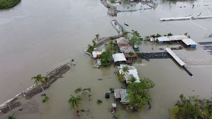 Une vue aérienne des inondations après le passage du cyclone Amphan et la rupture d'un barrage dans la région de&nbsp;Shyamnagar (Bangladesh), jeudi 21 mai 2020. (MUNIR UZ ZAMAN / AFP)