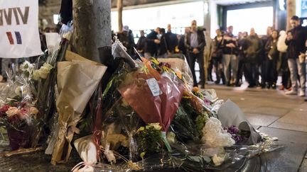 Des fleurs ont été déposées, le 21 avril 2017, en hommage au policier tué sur les Champs-Elysées à Paris. (SAMUEL BOIVIN / CITIZENSIDE)