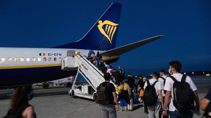 Des passagers embarquent dans un avion, sur la île de Crète, en Grèce, le 13 juin 2021. (NICOLAS ECONOMOU / NURPHOTO / AFP)