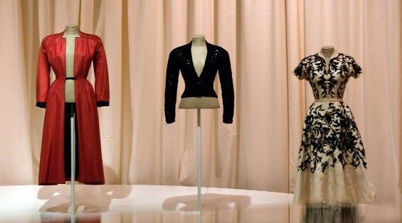 Des vêtements de Gala à l'exposition au Musée national d'art de Catalogne.
 (Lluis Gene / AFP)