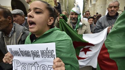 Manifestation à Alger contre l'élection présidentielle du 12 décembre organisée par le régime. Une partie de la population ne veut plus d'un simulacre d'élections et réclame une véritable démocratie. (RYAD KRAMDI / AFP)