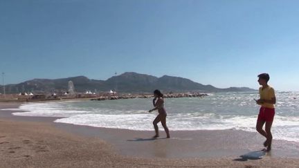 Autre conséquence de ces orages qui ont touché la Corse mais aussi une bonne partie du sud du pays&nbsp;: des plages fermées pour risque de pollution, vendredi 19 août. La baignade est interdite dans huit plages du Pays Basque, ou encore sur des plages marseillaises. (FRANCE 2)