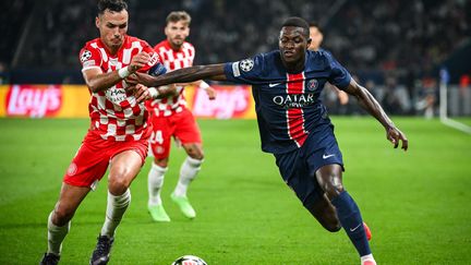 Nuno Mendes déborde sur son côté gauche face à Gérone en Ligue des champions, le 18 septembre 2024, au Parc des Princes. (MATTHIEU MIRVILLE / AFP)