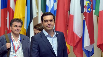 Le Premier ministre grec, Alexis Tsipras&nbsp;(c), et le ministre des Finances grec,&nbsp;Euclide Tsakalotos&nbsp;(g), quittent le sommet europ&eacute;en, le 13 juillet 2015, &agrave; Bruxelles (Belgique). (ERIC VIDAL / REUTERS )