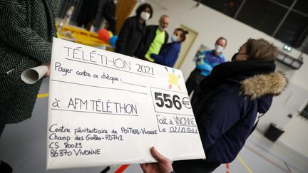 2 décembre 2021, Poitiers. Des détenus de la maison d'arrêt de Vivonne donnent un chèque de 556 euros au bénéfice du Téléthon 2021. (MATHIEU HERDUIN / MAXPPP)