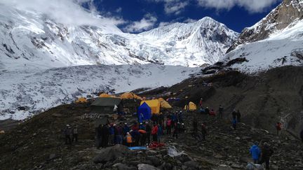 Les sauveteurs partent &agrave; le recherche de survivants, apr&egrave;s&nbsp;l'avalanche qui a frapp&eacute; au camp de base du mont Manaslu,&nbsp;le 23 septembre. (HO / AFP)