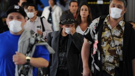 Voyageurs mexicains arrivant à l'aéroport international de Los Angeles (Etats-Unis)  le 29 avril 2009 (© AFP PHOTO/Mark RALSTON)