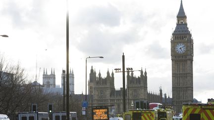 Des ambulances sur le site de l'attaque de Londres qui a fait 3 morts et une vingtaine de blessés, selon le dernier bilan.&nbsp; (IK ALDAMA / IK ALDAMA)