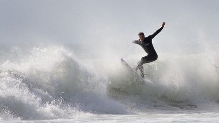 Le surf, bientôt épreuve olympique  (RODGER BOSCH / AFP)