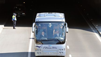 Les familles dans le tunnel de Sierre (Suisse) le 15 mars 2012&nbsp; (PHILIPPE MERLE / AFP)