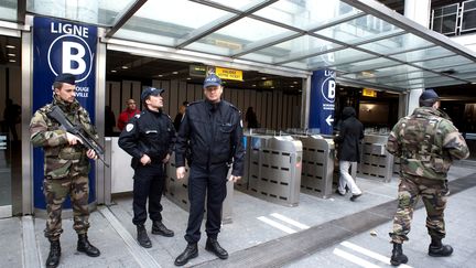 Des policiers et des soldats dans le m&eacute;tro apr&egrave;s le d&eacute;clenchement du plan vigipirate "&eacute;carlate" &agrave; Toulouse le 20 mars 2012. (PASCAL PAVANI / AFP)