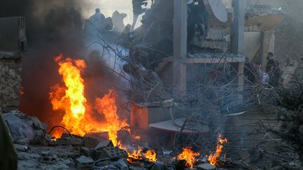 Un incendie dans les décombres d'un immeuble de Baalbek, au Liban, le 6 novembre 2024. (NIDAL SOLH / AFP)