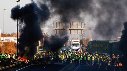 Des "gilets jaunes" bloquent le périphérique de Caen (Calvados), le 18 novembre 2018.&nbsp; (CHARLY TRIBALLEAU / AFP)