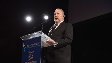 Le producteur Harvey Weinstein reçoit le prix de "Champion for children", pour le film "Lion", le 4 mai 2017, à New York.&nbsp; (GARY GERSHOFF / WIREIMAGE / GETTY IMAGES)