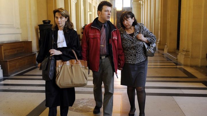 Dominique et Sylvie Mennesson avec leur avocate, Nathalie Boudjerada, au palais de justice de Paris, le 6 avril 2012, apr&egrave;s l'examen de leur pourvoi par la Cour de cassation. (BERTRAND GUAY / AFP)