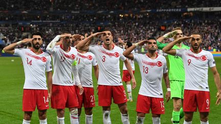 Les joueurs turcs effectuent un salut militiaire pendant leur match face à la France&nbsp;lors des qualifications à l'Euro 2020, au Stade de France, le 14 octobre 2019.&nbsp; (ALAIN JOCARD / AFP)