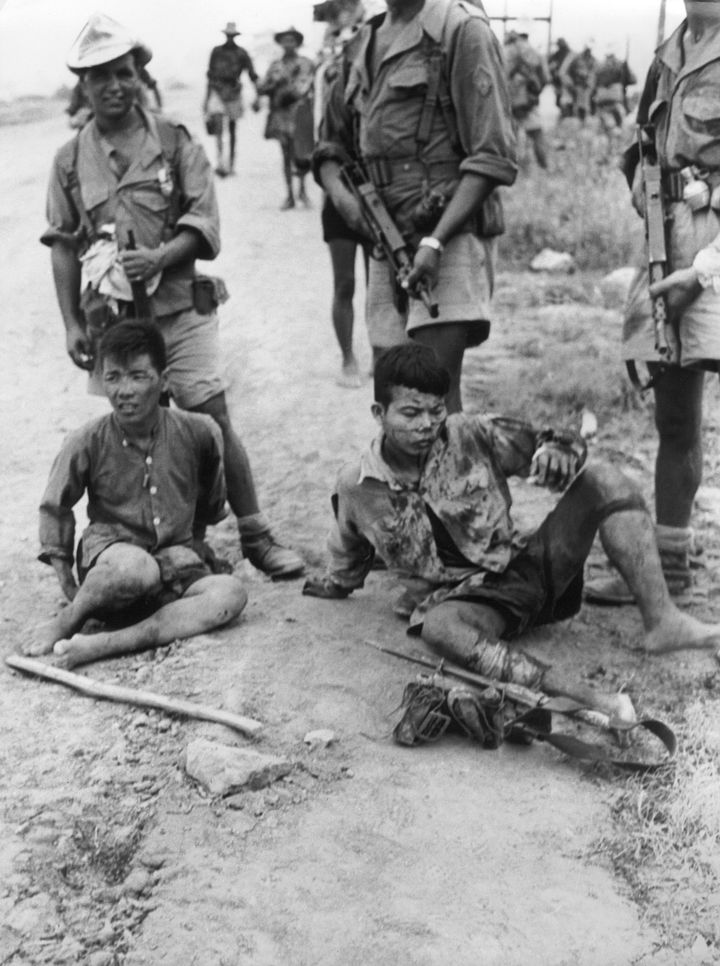 Militaires vietnamiens faits prisonniers par des tirailleurs marocains lors de la bataille de Phu-Ly (appelée aussi bataille du Day), dans le golfe du Tonkin, en mai-juin 1951.&nbsp; (JENTILE / AFP)