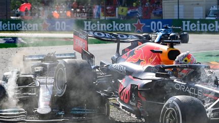 Parmi les quatre GP qui ont échappé aux ogres Hamilton et Verstappen, il y a celui d'Italie sur le circuit de Monza, le 12 septembre. Ce jour-là,&nbsp;les deux rivaux&nbsp;s'accrochent de manière incroyable au tour 26. Aucun d'eux ne cède au deuxième virage, et la Red Bull finit sur la Mercedes. Les deux premiers du championnat du monde, abandonnent, l'Australien&nbsp;Daniel Ricciardo renoue avec la victoire et monte sur la plus marche du podium.&nbsp;Daniel Ricciardo décroche à Monza son premier succès depuis mai 2018,&nbsp;le&nbsp;premier de McLaren depuis 2012. (ANDREJ ISAKOVIC / AFP)