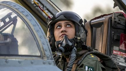 Sargodha, le 6 juin 2013. Ayesha Farooq, seule femme pilote de chasse du Pakistan, ferme le cockpit de son F-7PG de fabrication chinoise.  (REUTERS/Zohra Bensemra )